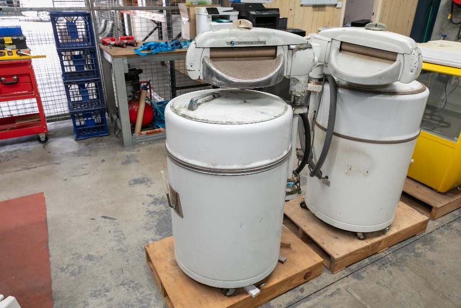 Simpson Mobile Vintage Wringer Washing Machin