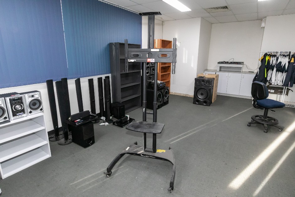 Mobile Meeting TV Stand with Shelf