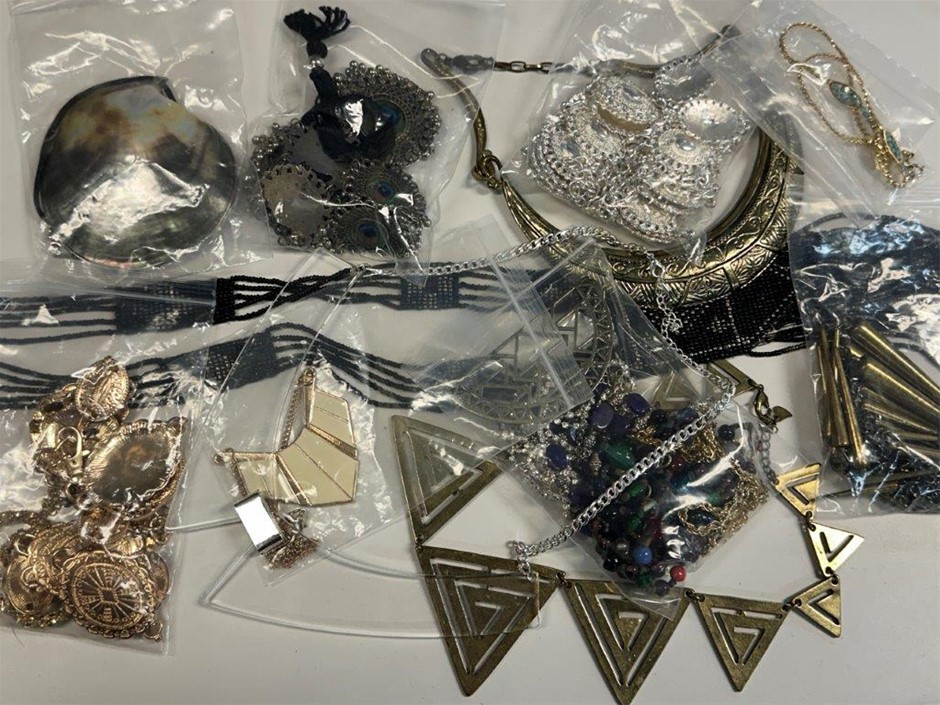 Bulk lot of assorted fashion/costume jewellery
