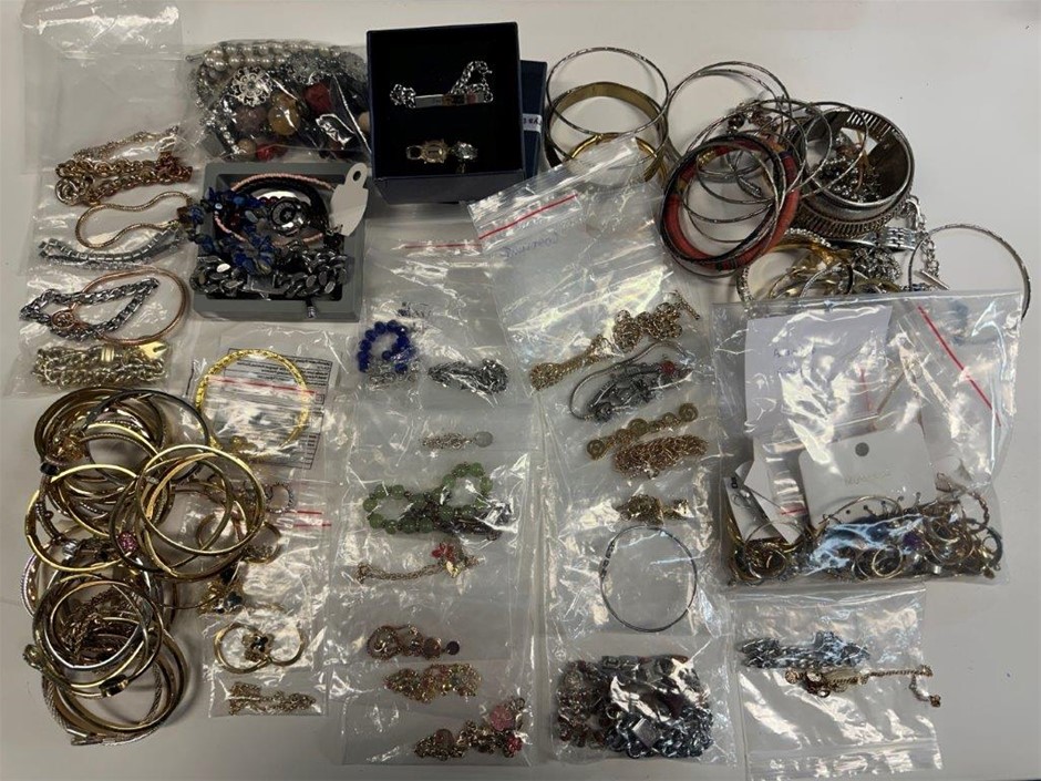 Bulk lot of assorted fashion/costume jewellery
