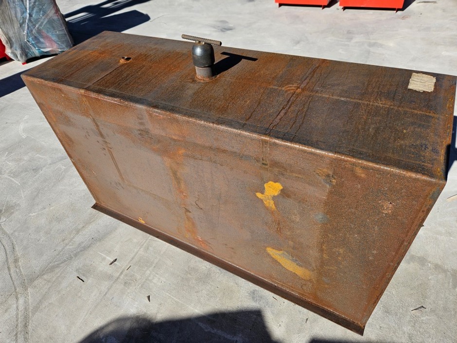 <p>FUEL TANK</p>