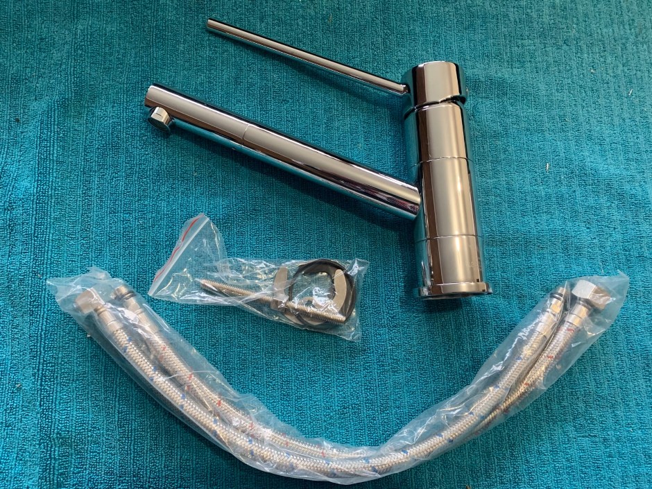 1 x Swivel Basin Mixing Tap (Unused)