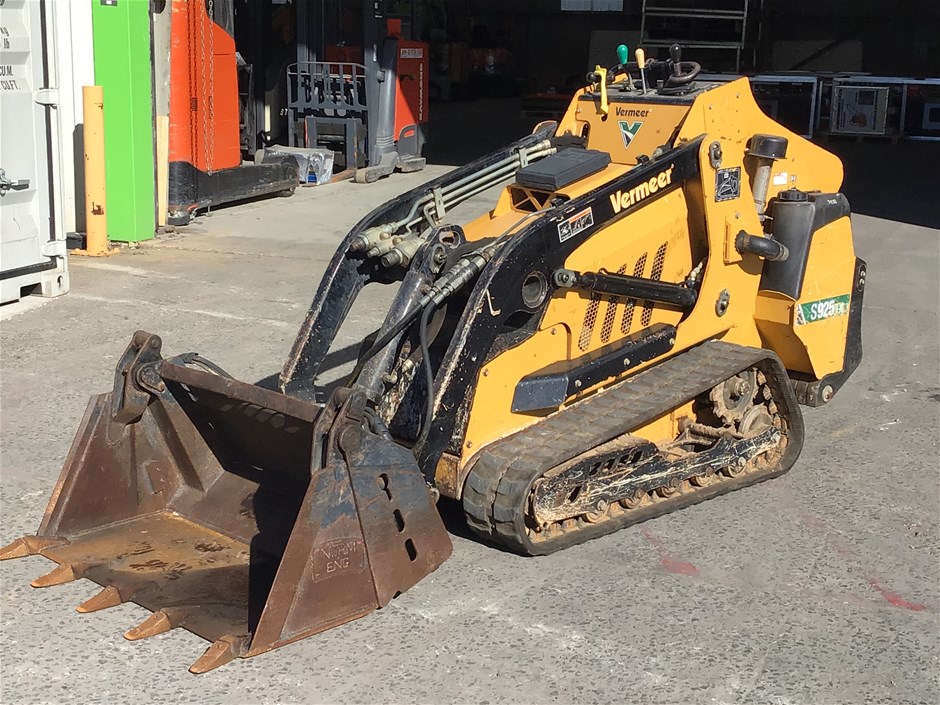 <p>2021 Vermeer Mini Loader Tracked S925TX </p>