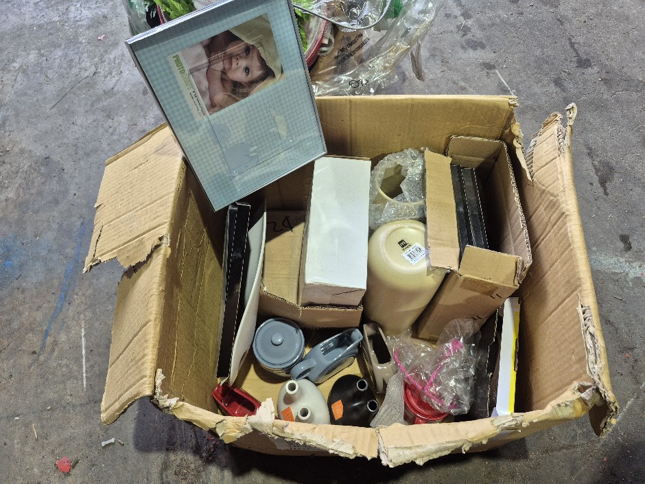 <p>Assorted Items</p>