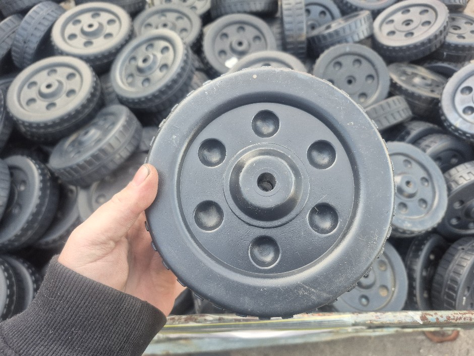 <p>BBQ/Lawn Mower Wheels</p>