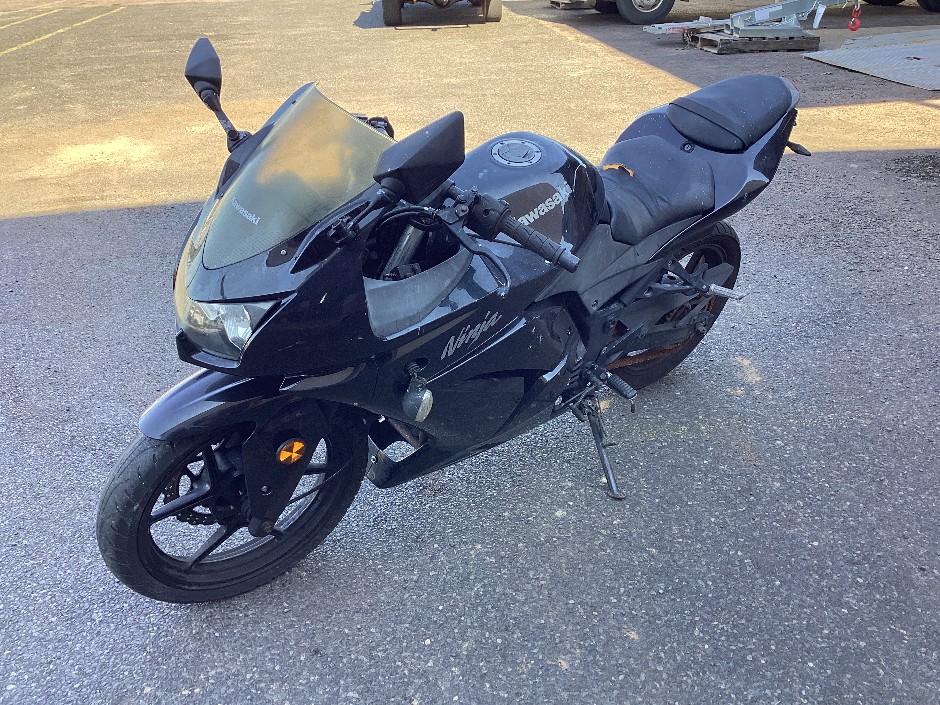 <p>2011 Kawasaki Ninja EX250J</p>