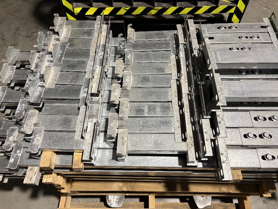 <p>Pallet Comprising Unused Large Qty of Perlin Bridging Struts</p>