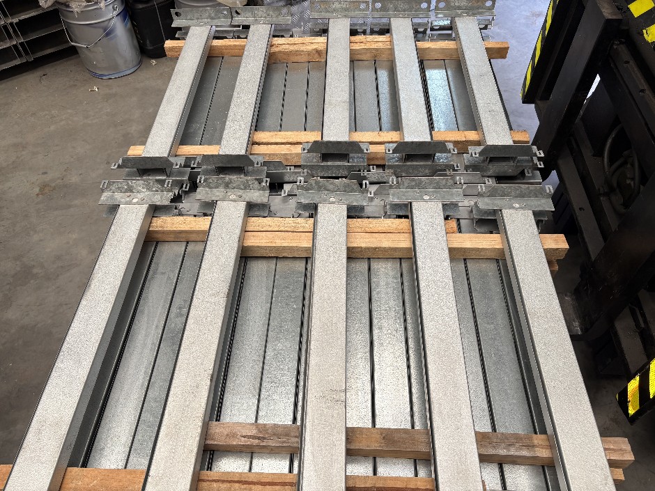 Pallet Comprising Unused Large Qty of Perlin Bridging Struts