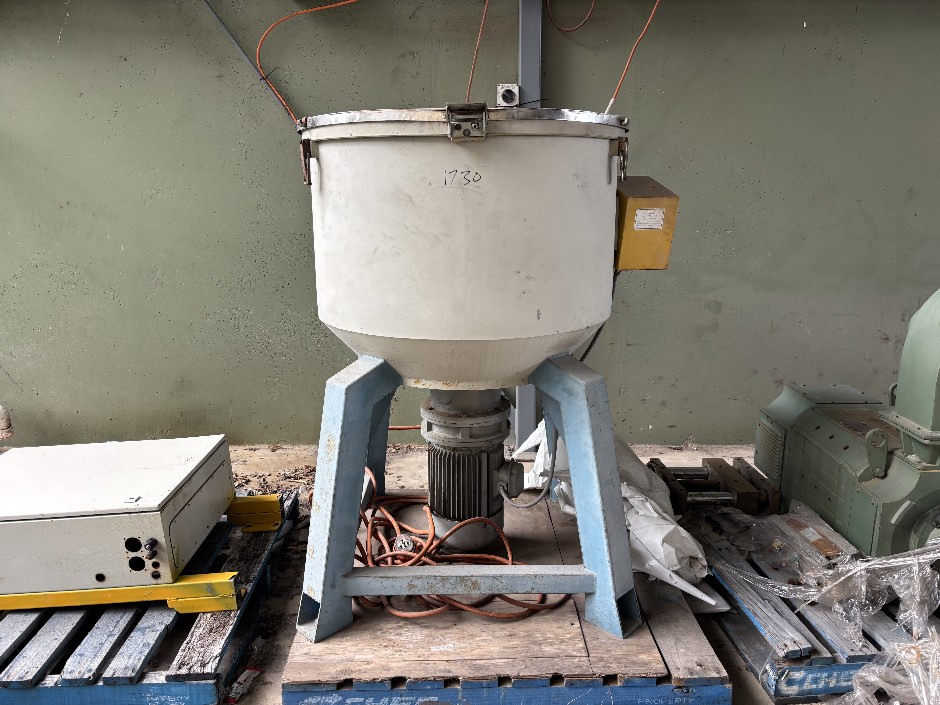 <p>3-Phase Plastic Mixing Hopper</p>