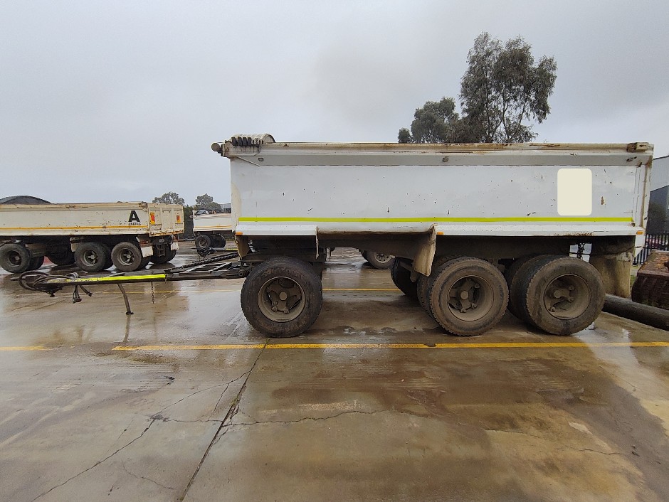 <p>1988 Hamelex Tri-Axle Dog Trailer</p>