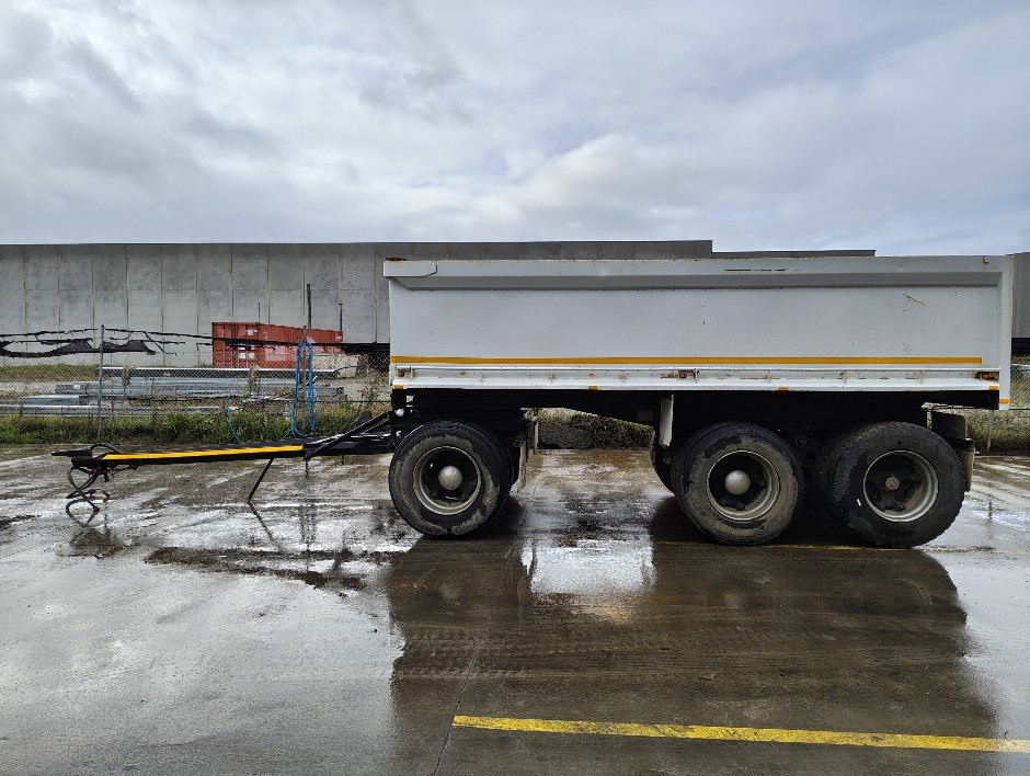 <p>1989 Hamelex HXDT3K Tri-Axle Dog Trailer</p>