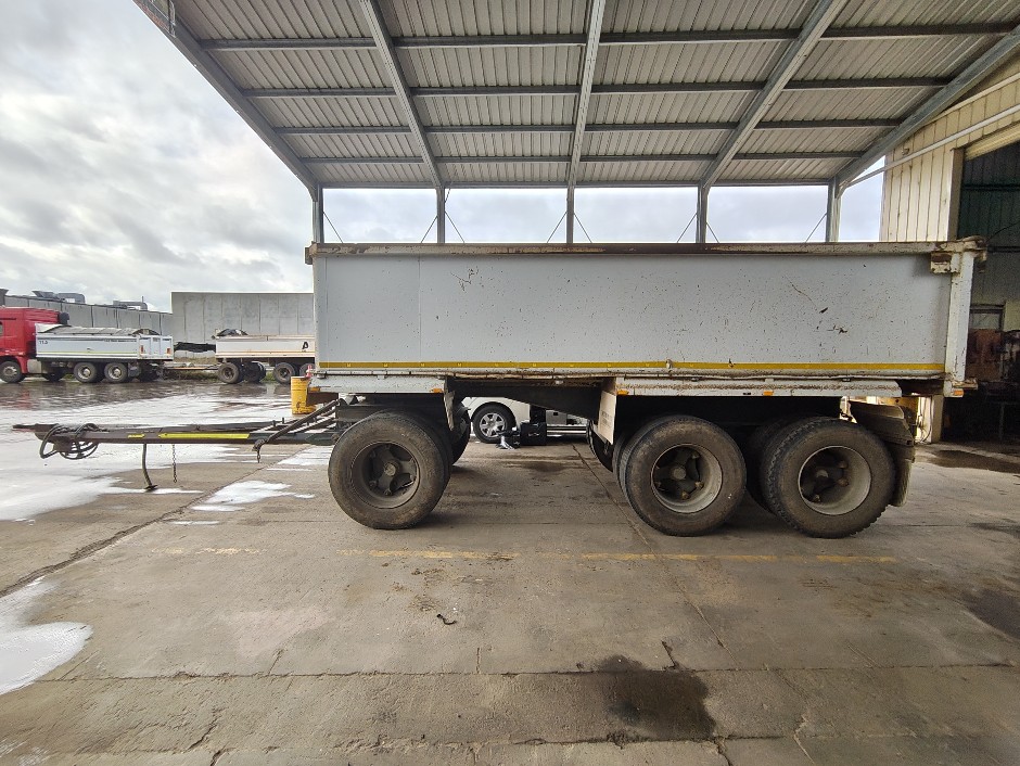 1986 Hamelex Tri-Axle Dog Trailer