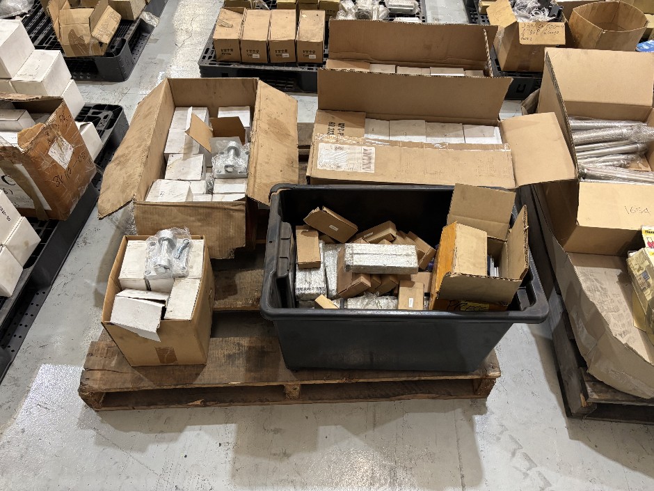 <p>Assorted Pneumatic Cylinder Mounts & Brackets (100-CB, TN & MPC-PZQ85 Se