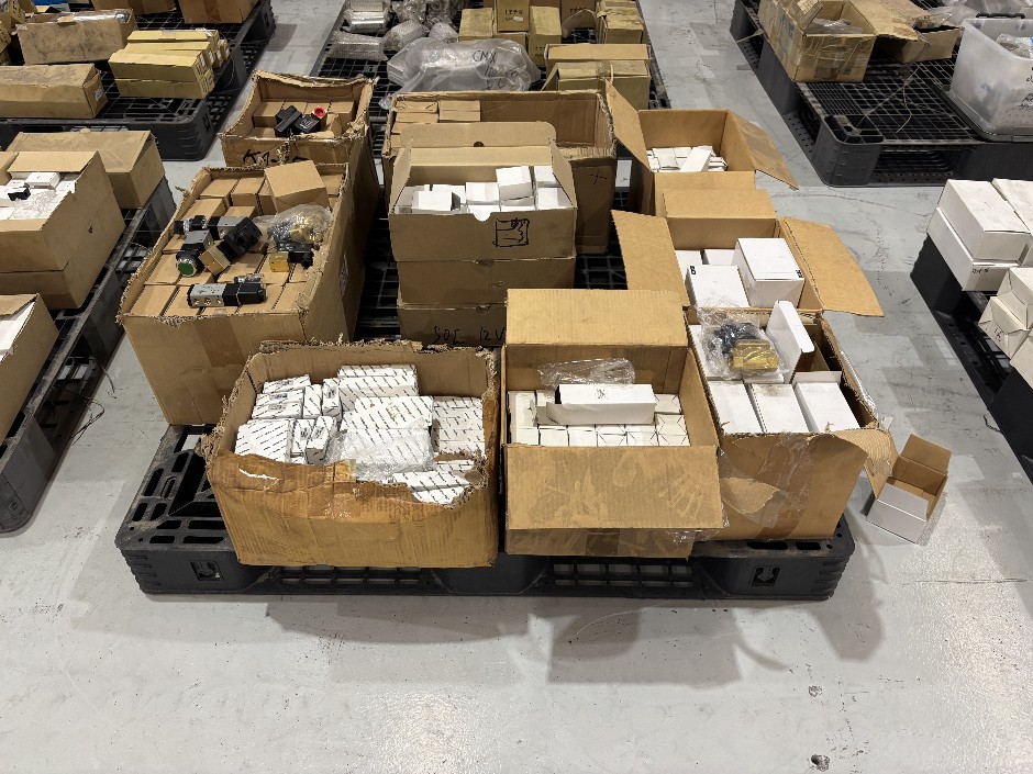 <p>Assorted Pneumatic Solenoid Valves (DC24V/DC12V/AC220V)</p>