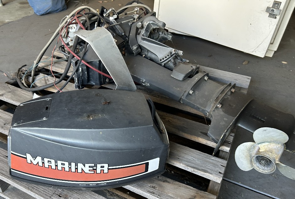 <p>Mariner 28HP Outboard Engine and Two Fuel Tanks</p>