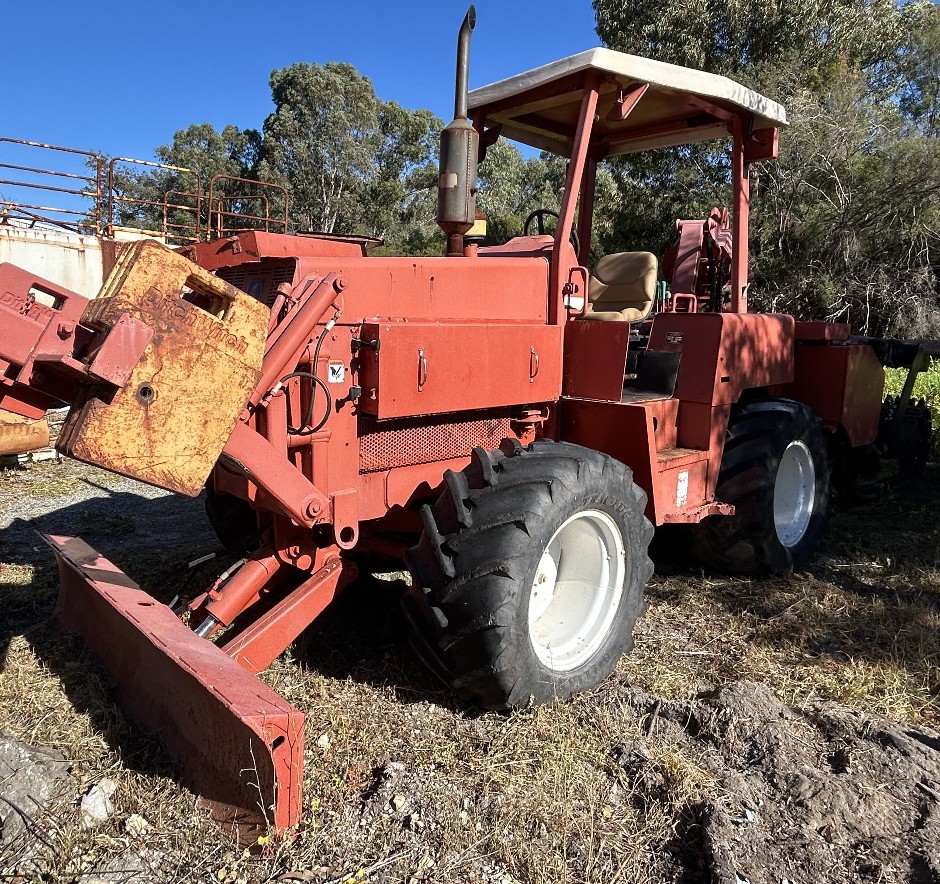 <p>Ditch Witch H750 with Trencher and Pipe Layer Attachments</p>