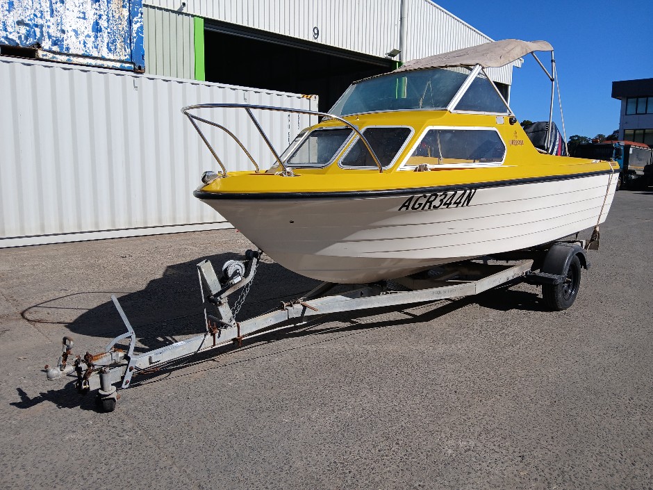 Monark Star Craft 4.9m Half Cabin Boat