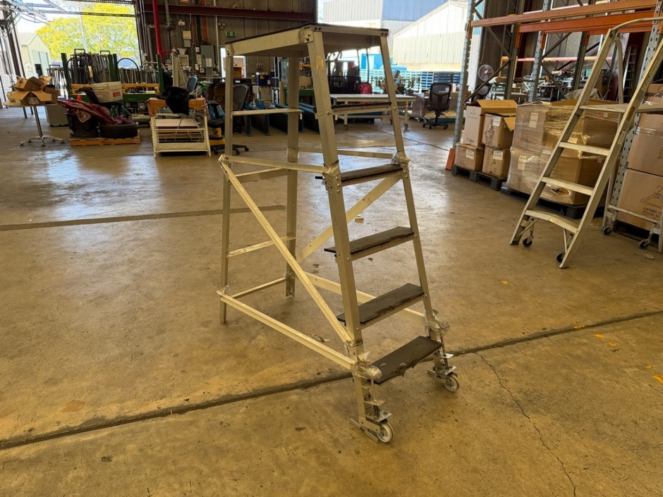 <p>Mobile Platform Step Ladder</p>