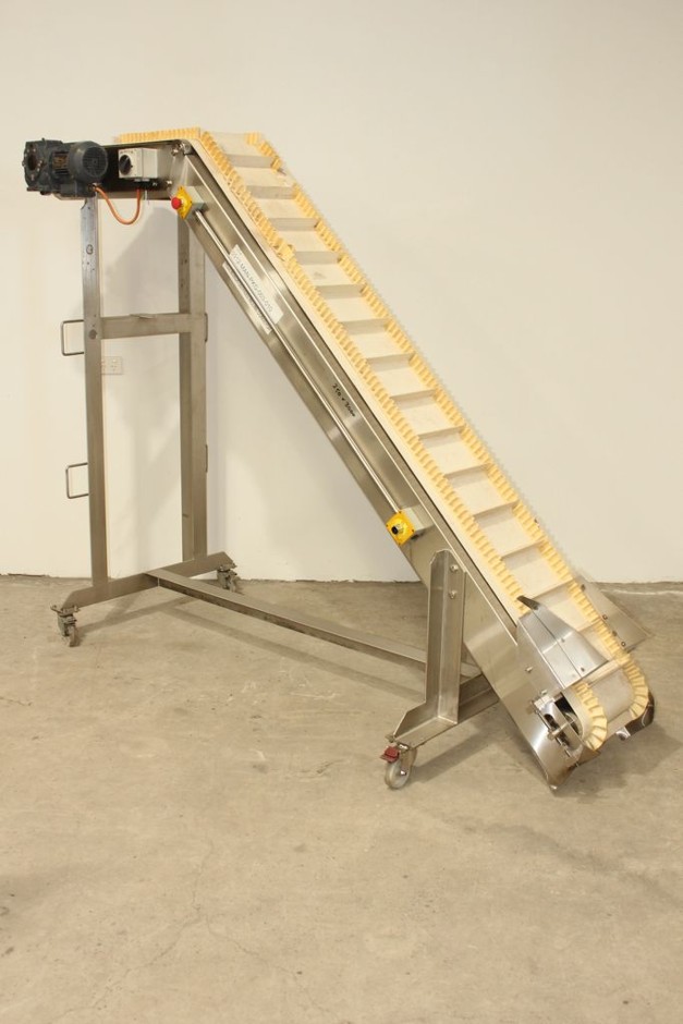<p>1.8m Cleated Belt Elevator, 250mm wide</p>