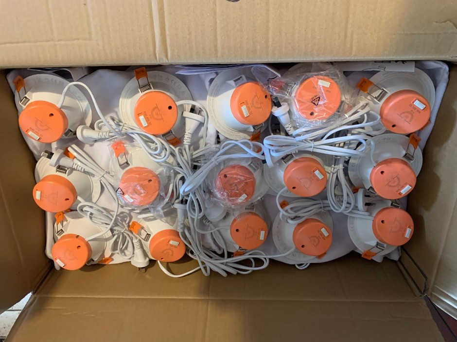 <p>30 x LED Down Lights, 9W, 200-240 Volt, 50/60HZ (Unused)</p>