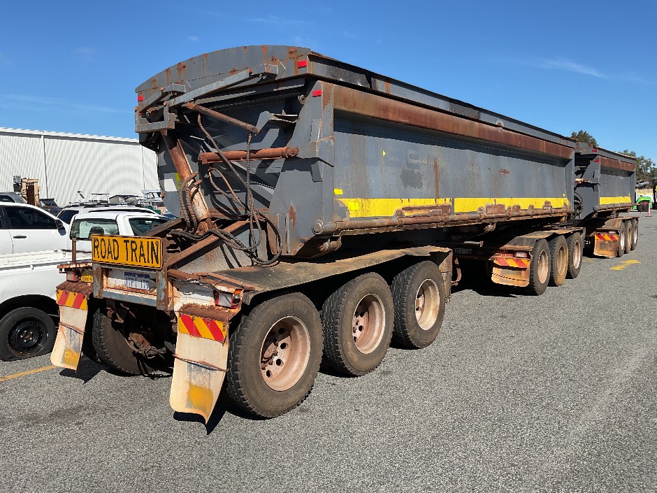 <p>2014 Howard Porter TP1470 Tipper Trailer Set With Dolly</p>