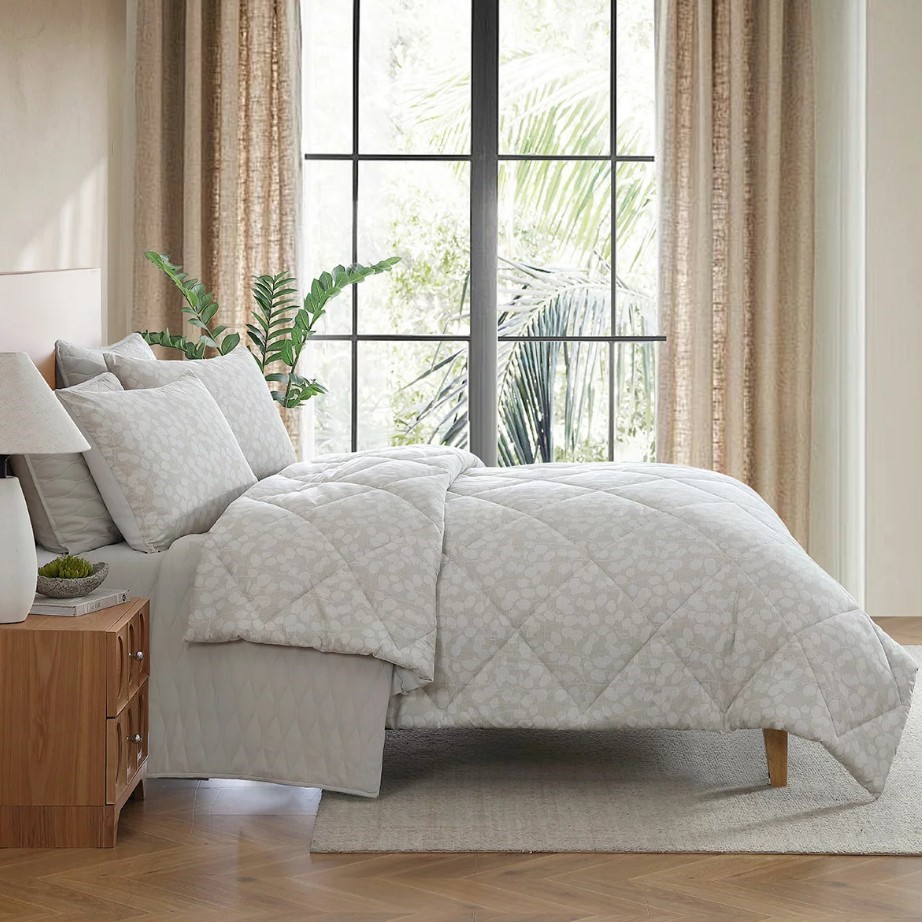 JENNIFER ADAMS Comforter Set 6-Piece Set, King, Avery Beige. NB: Flat sheet