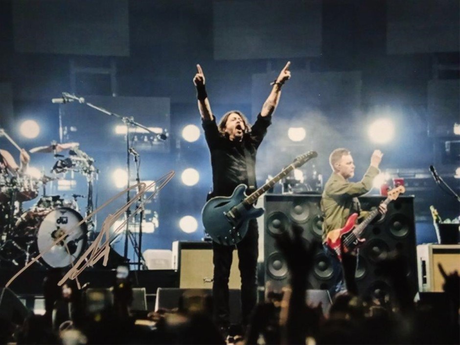 THE FOO FIGHTERS DAVE GROHL SIGNED CONCERT PHOTO