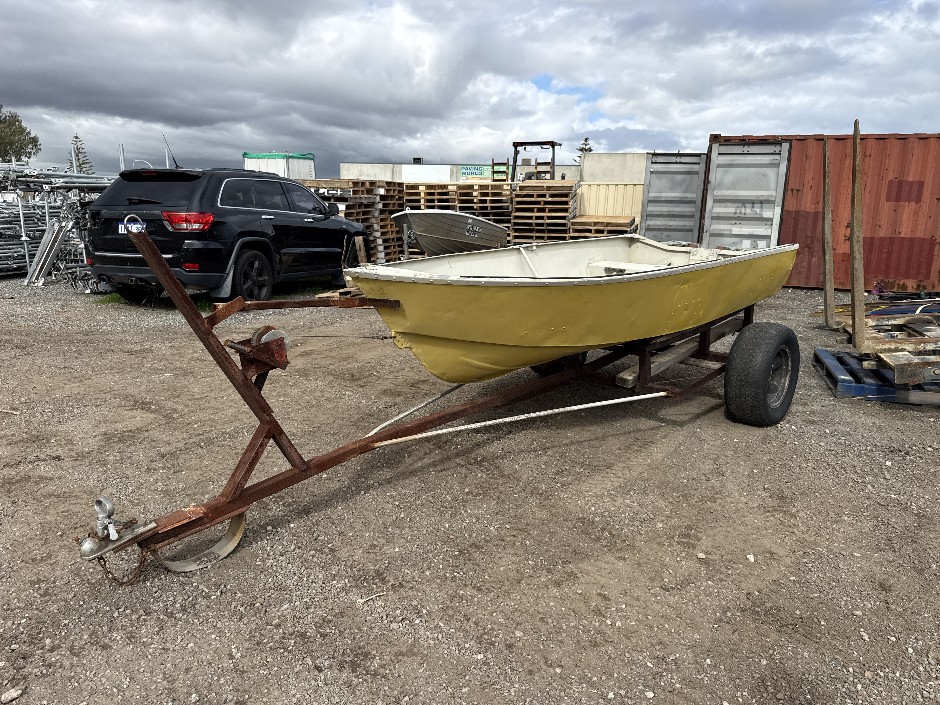 <p>Aluminium open dinghy + trailer</p>