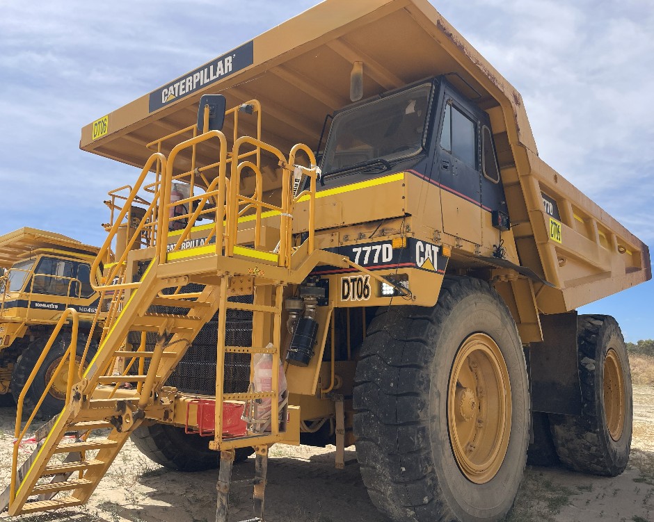 1999 Caterpillar 777D Dump Truck