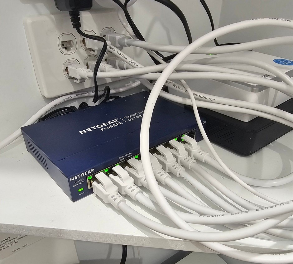 NETGEAR PRO GEAR 8 PORT SWITCH