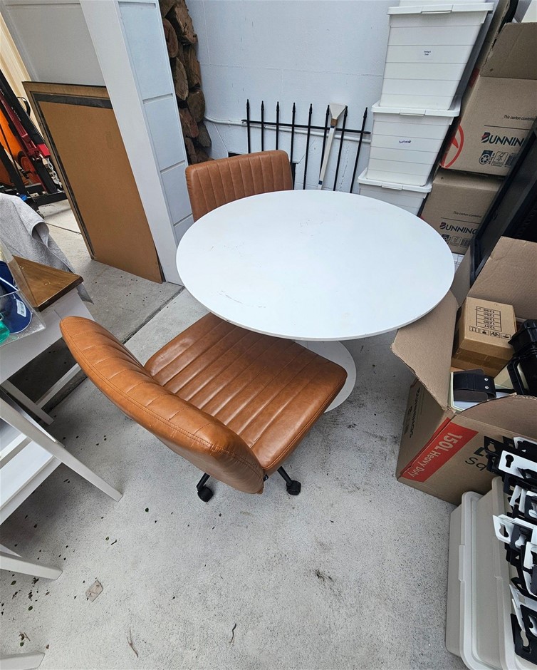 ROUND TULIP MEETING TABLE AND CHAIRS