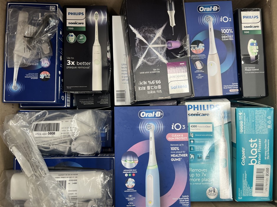 28 x Assorted Electric Toothbrushes; Incl. Oral B, Waterpik, Philips, Colga