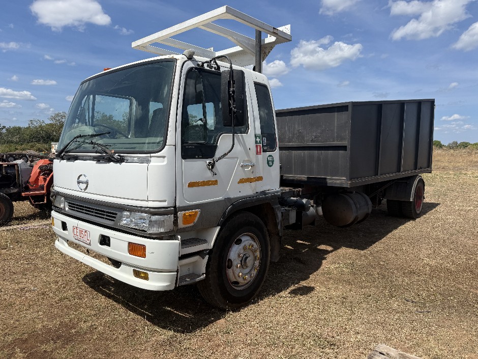 <p>1999 Hino FG1J    Tray Truck</p>