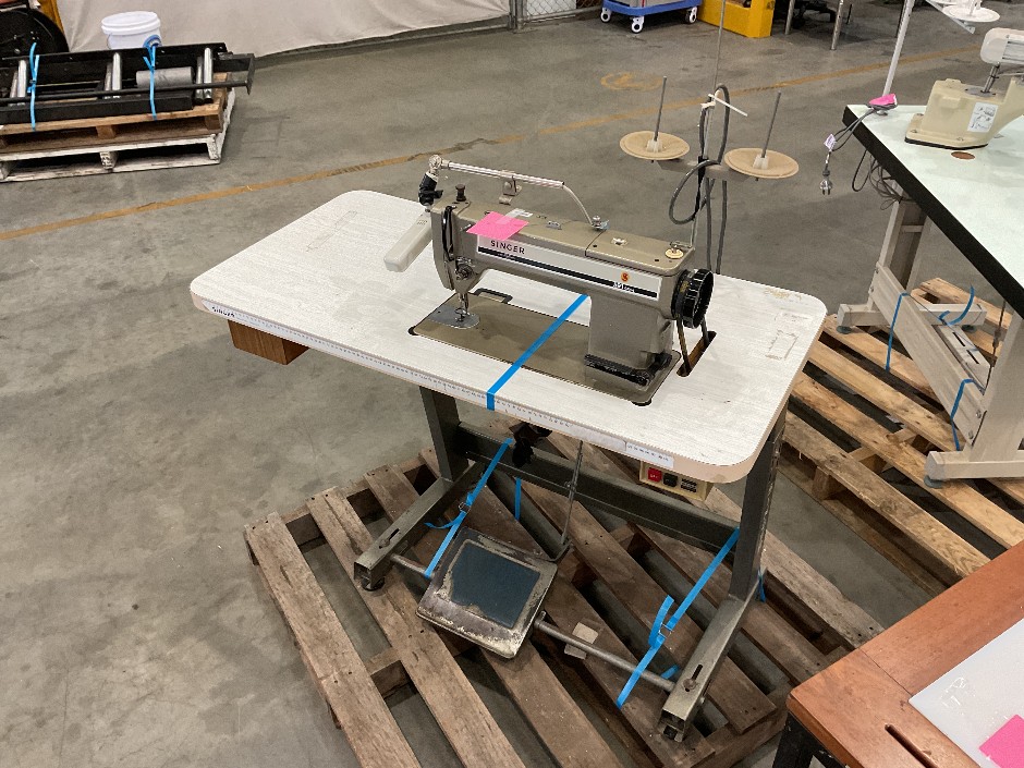 <p>Industrial Straight Sewing Machine Singer</p>