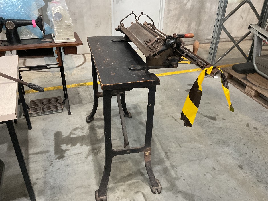<p>Vintage Industrial V Bed Hand Cranked Knitting Machine</p>