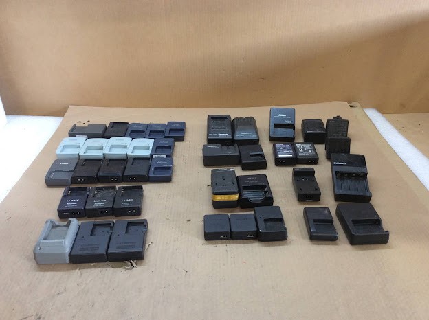 Canon/OLYMPUS/Panasonic/Nikon Mixed Brand and Model Battery Charger (Lot of