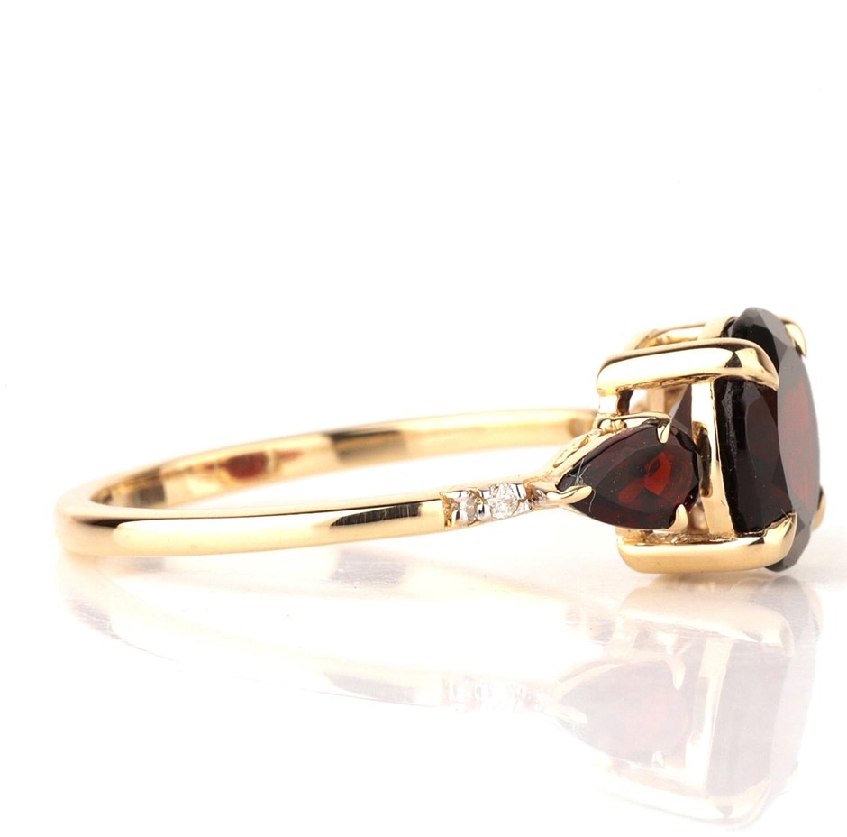 Yellow Gold Natural Garnet & Diamond Ring with IGI valuation