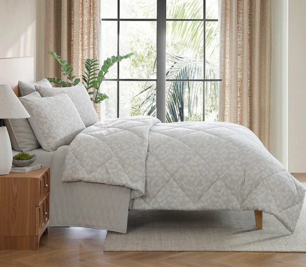 Jennifer Adams 6pc Comforter Set, Queen, Avery Beige. NB: Damaged packaging