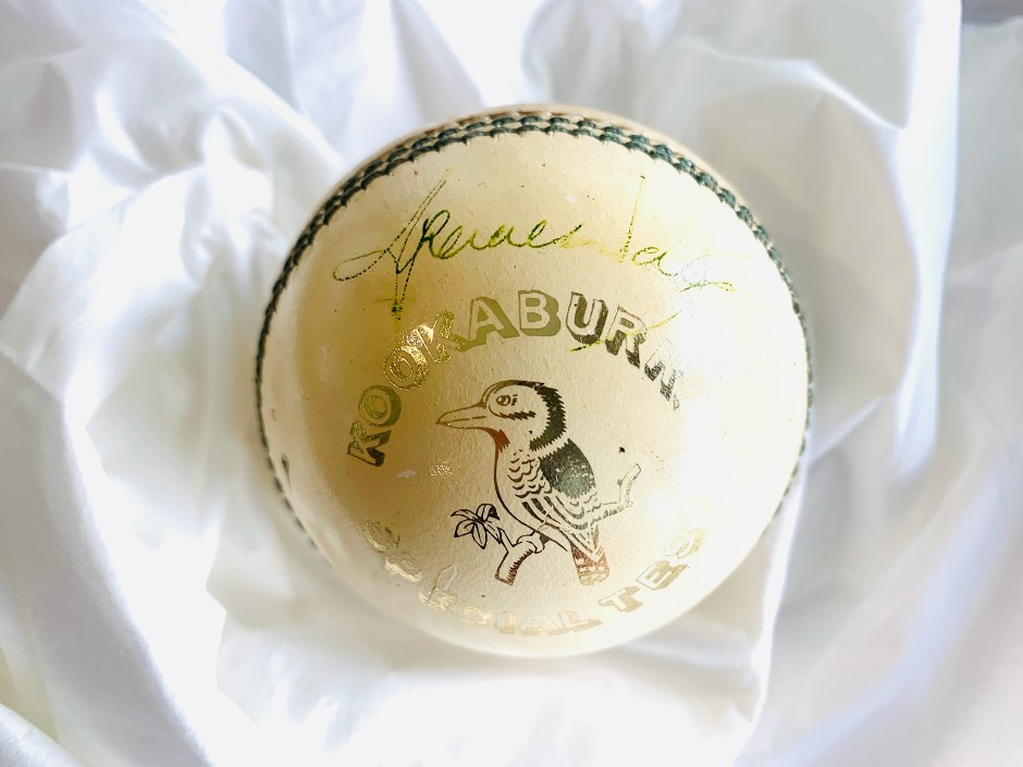 Shane Warne signed Kookaburra Victoria Ball - Rookie /early era full aut
