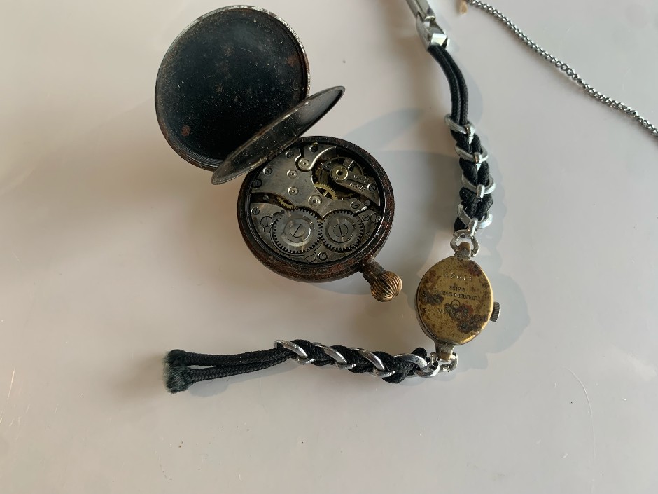 <p>Lot of vintage watches</p>