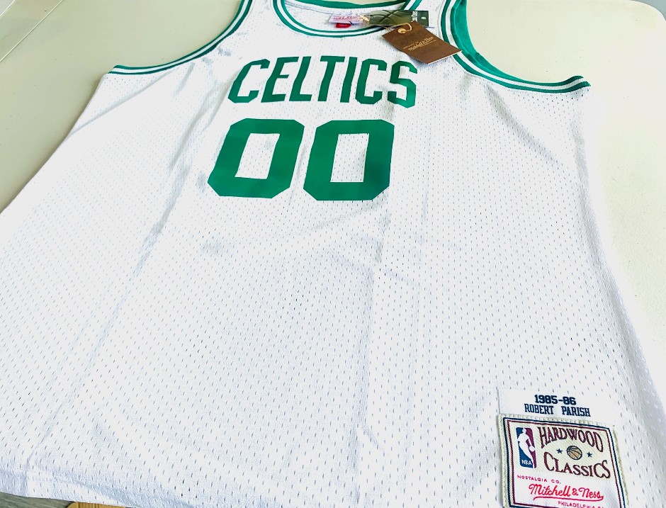 <p>Robert Parish Signed Celtics 1985-86 Mitchell & Ness Authentic Jersey - 