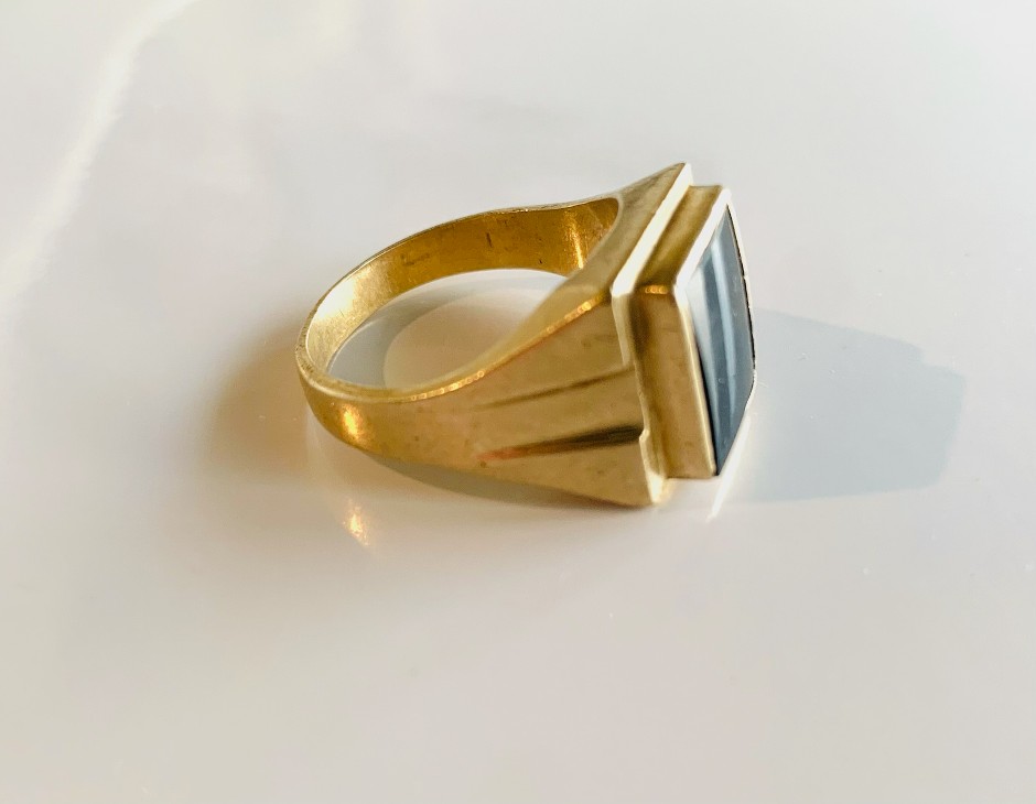 <p>Vintage estate 9carat gold men’s  ring stamped 9ct</p>
