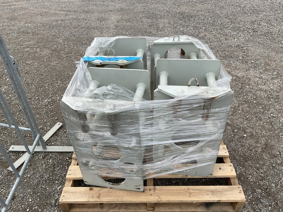 <p>4 x Bale Clamp Attachment Frames</p>