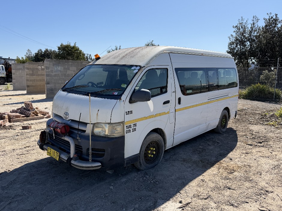 <p>2005 Toyota Hiace Commuter People Mover (Petrol) (Automatic)</p>