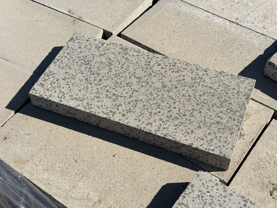 <p>Concrete Capper Blocks - Code 50.31 Grey with Polish Face 190mm x 390mm 
