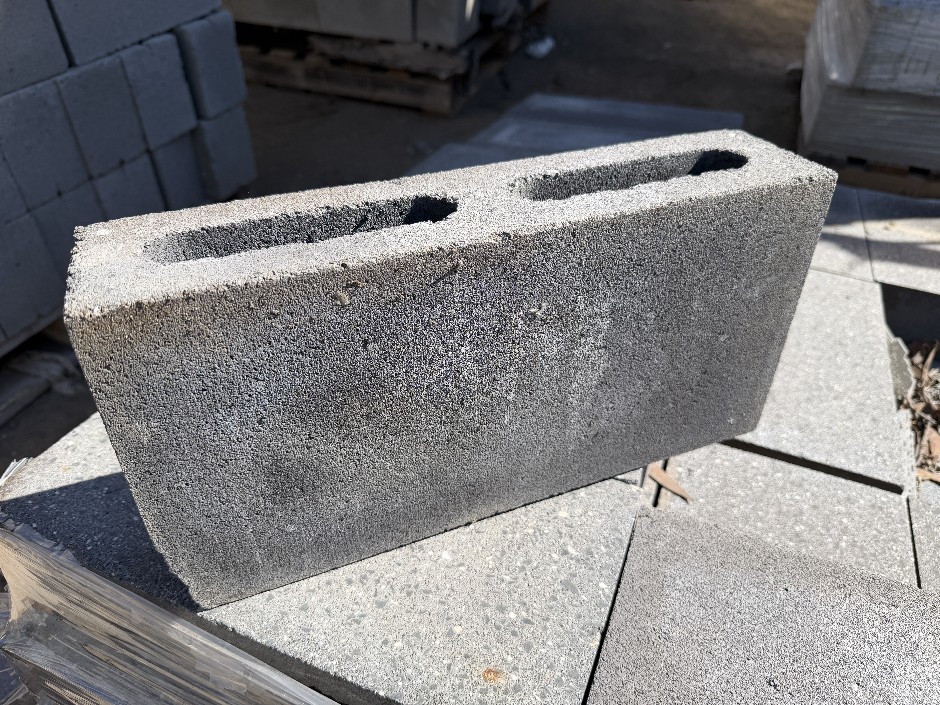<p>Concrete Building Blocks - Code 10.01 Black with Polish Face 90mm x 390m