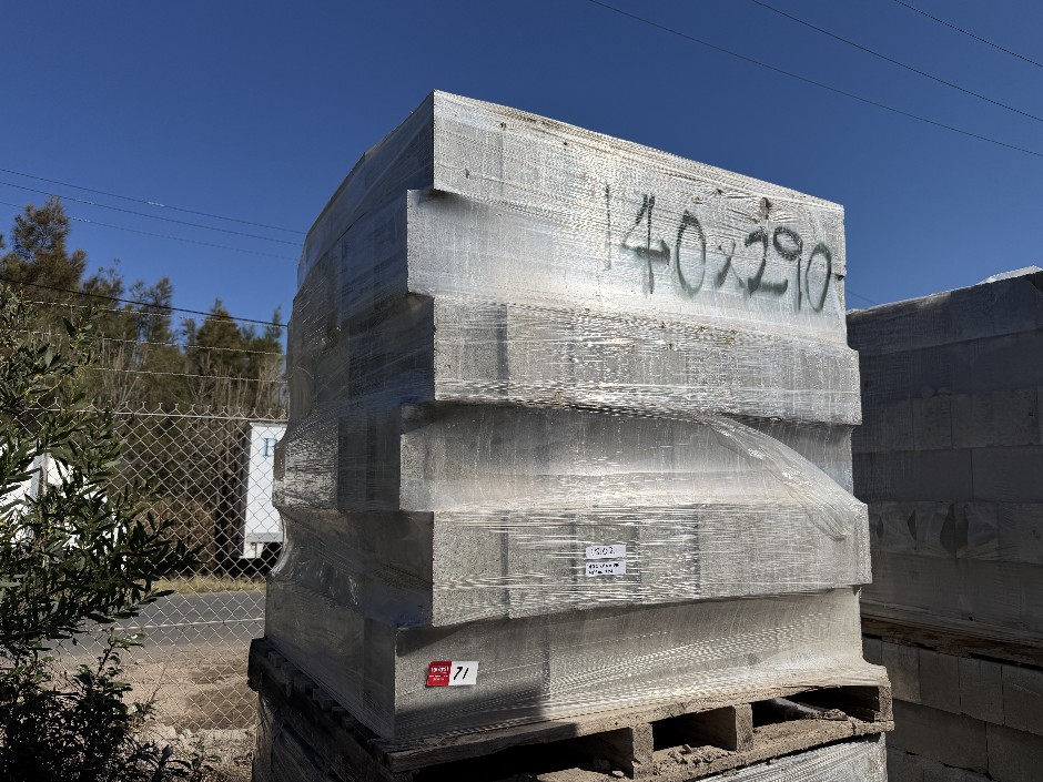<p>Concrete Building Blocks - Code 15.02 Grey with Smooth Face 140mm x 390m