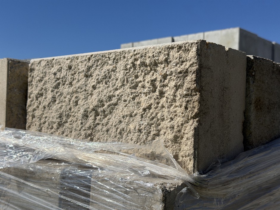 <p>Concrete Building Blocks - Code 15.01 White with Rock Face 140mm x 390mm