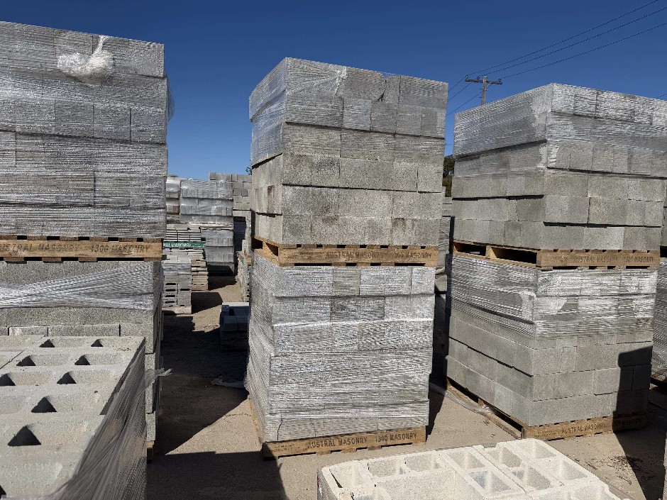 <p>Concrete Building Blocks - Code 20.96 Grey with Smooth Face 190mm x 390m