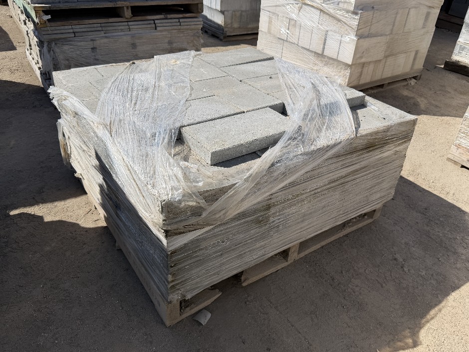 <p>Concrete Capper Blocks - Grey with Smooth Face 190mm x 390mm x 50mm(H) 1